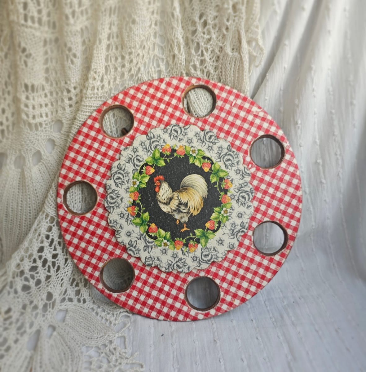 Куличница Петух в клубнике 