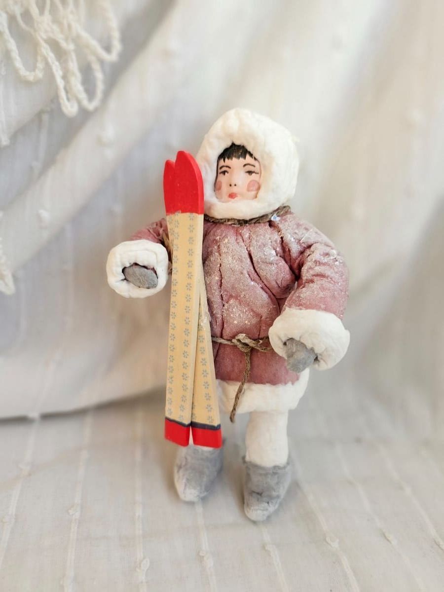 Ватная елочная игрушка Эскимос с лыжами