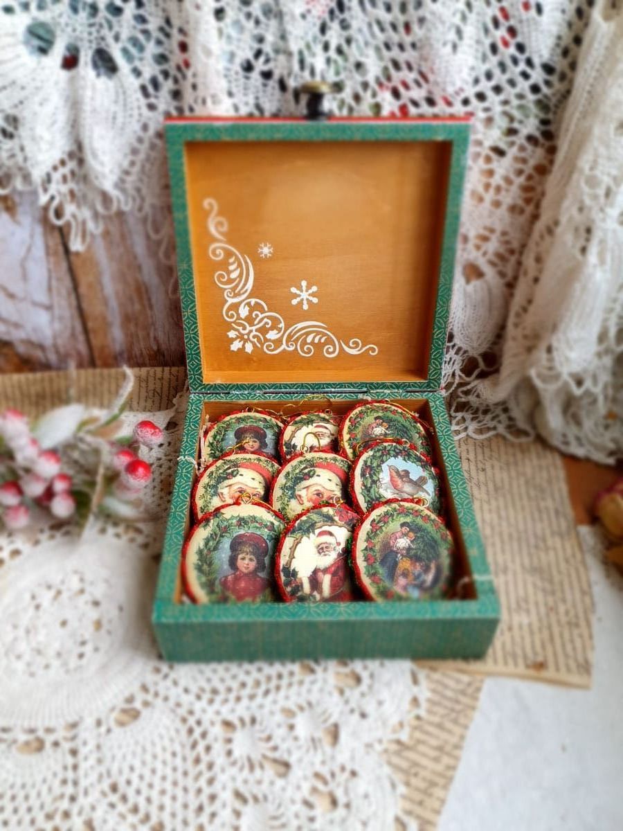 Шкатулка с елочными медальонами 