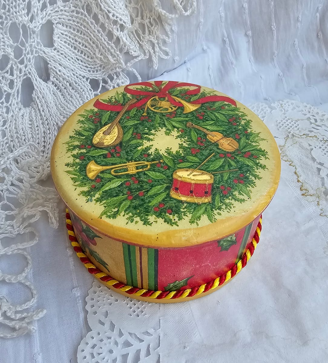 Новогодняя шкатулка Веночек с игрушками